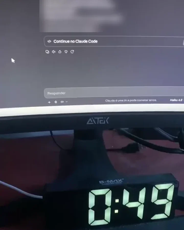 Pantalla de ordenador con Claude abierto montando una plantilla de atención al cliente, y un reloj digital que marca las 0:49 de la madrugada.